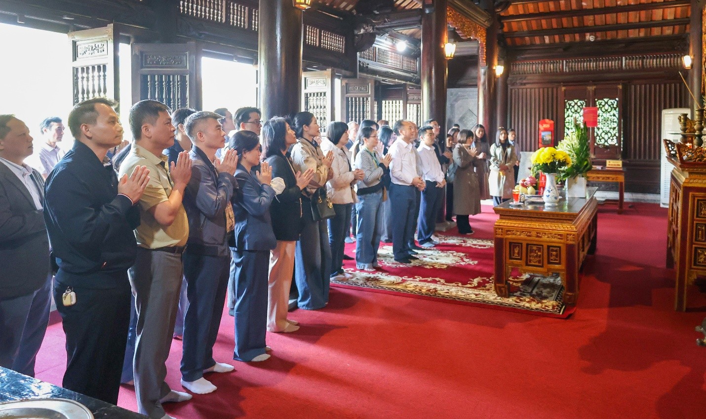 Đoàn tổ chức Lễ dâng hương tại Khu tưởng niệm Chủ tịch Hồ Chí Minh và các vị tiền bối cách mạng